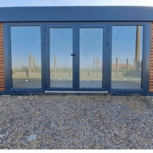 Module Préfabriqué de 13 m² – Bardage Bois, Toit Plat et Façade Vitrée